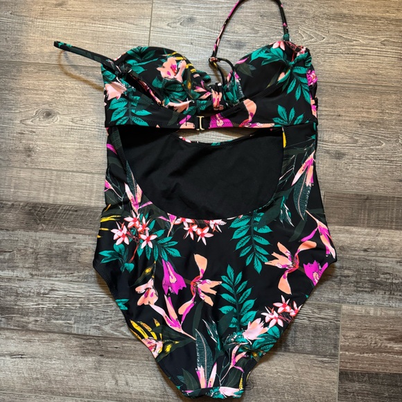 Cutout Onepiece - Picture 2 of 3